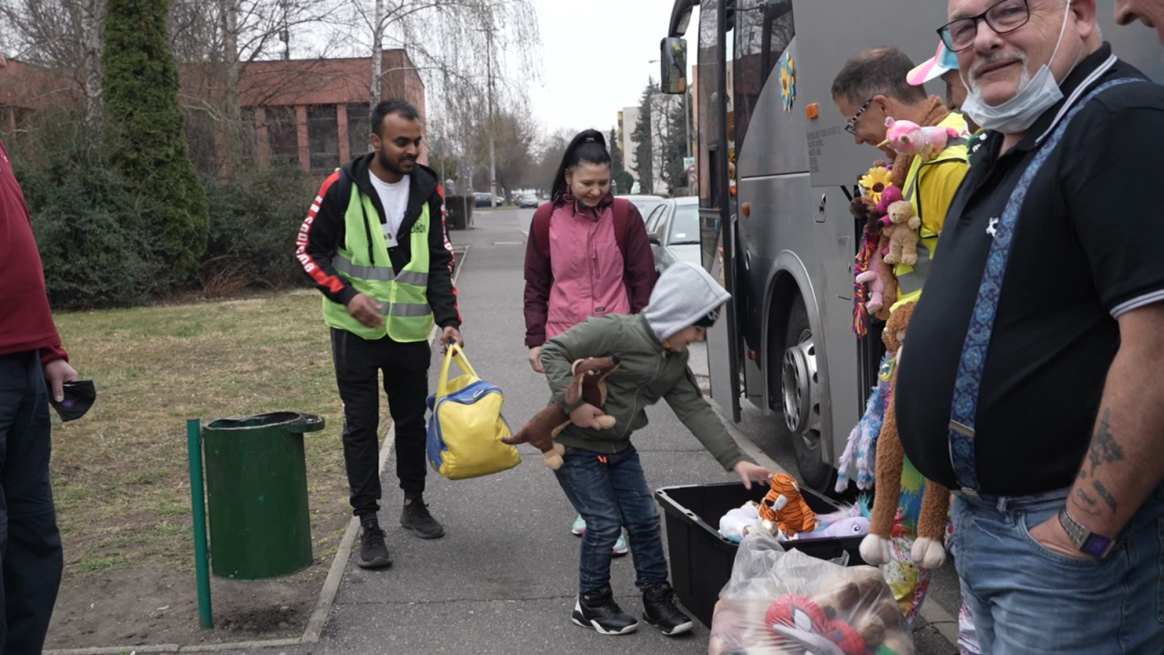 CNNE 1180290 - asi es la labor de los voluntarios para los refugiados en hungria