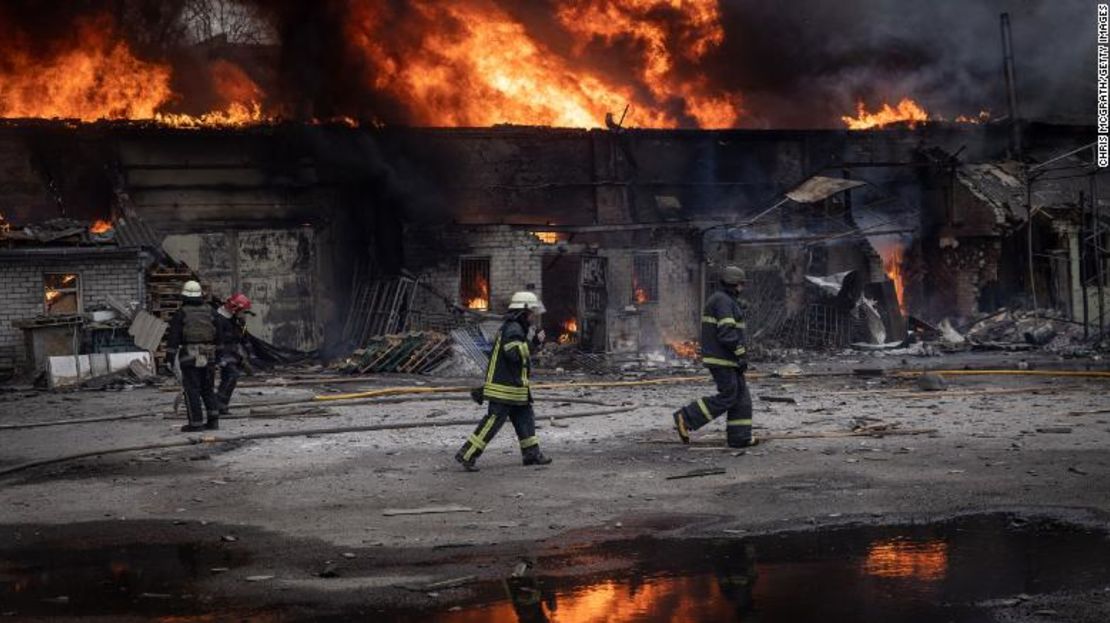 Los bomberos trabajan para extinguir un incendio en un almacén después de que fuera alcanzado por los bombardeos rusos el 28 de marzo de 2022 en Járkiv, Ucrania.