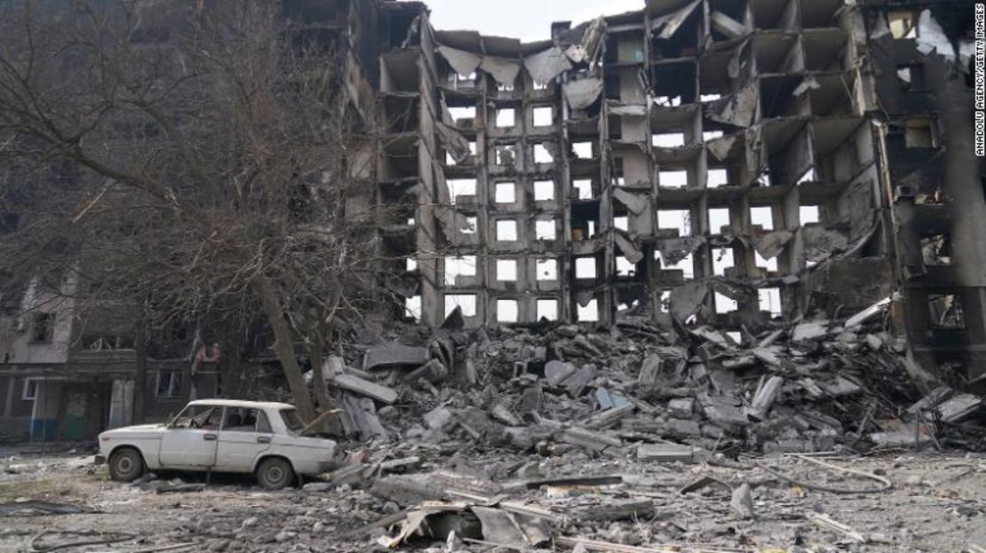 Esta fotografía muestra un edificio derrumbado mientras los civiles son evacuados a lo largo de los corredores humanitarios de la ciudad ucraniana de Mariúpol.