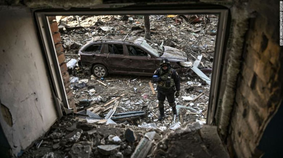 Un militar ucraniano se encuentra entre los escombros después de un bombardeo en una zona residencial de Kyiv, Ucrania, el 18 de marzo.