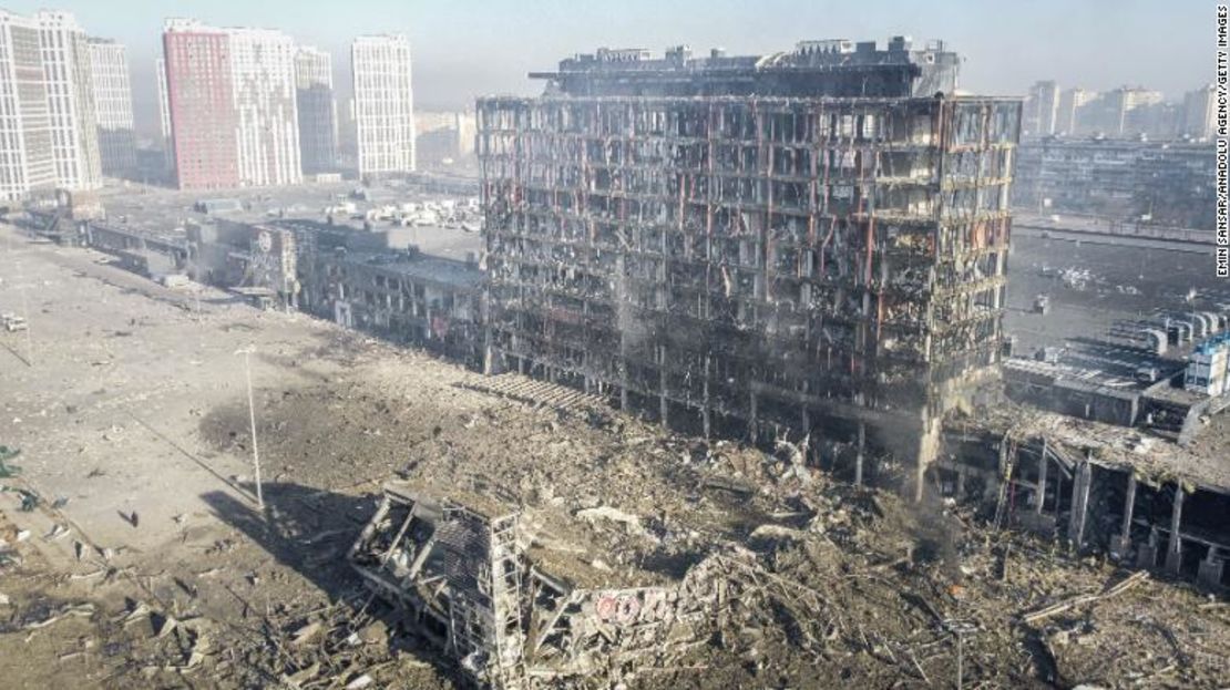 Una vista aérea del centro comercial completamente destruido después de un bombardeo ruso en Kyiv, Ucrania, el 21 de marzo de 2022.