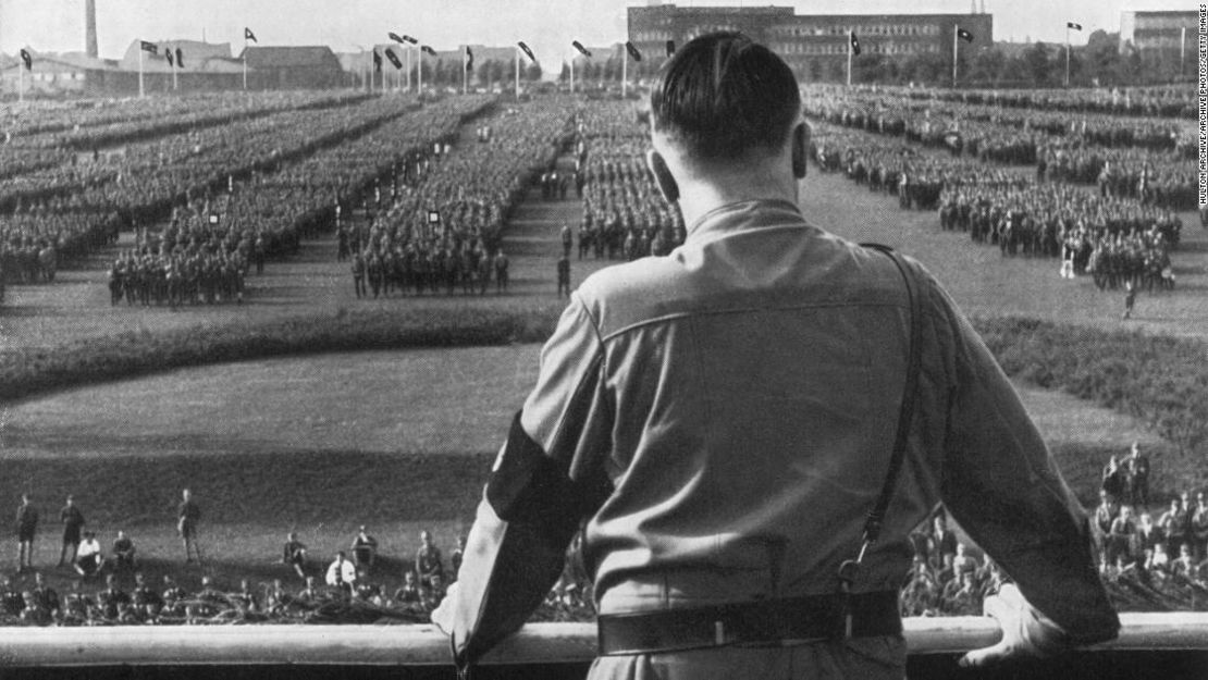 El líder alemán Adolf Hitler se dirige a los soldados en un mitin nazi en Dortmund, Alemania.