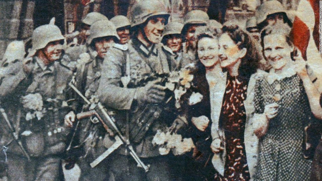 Una imagen de propaganda nazi que muestra a las tropas alemanas siendo aclamadas como libertadoras en Riga, Letonia, durante la Segunda Guerra Mundial.