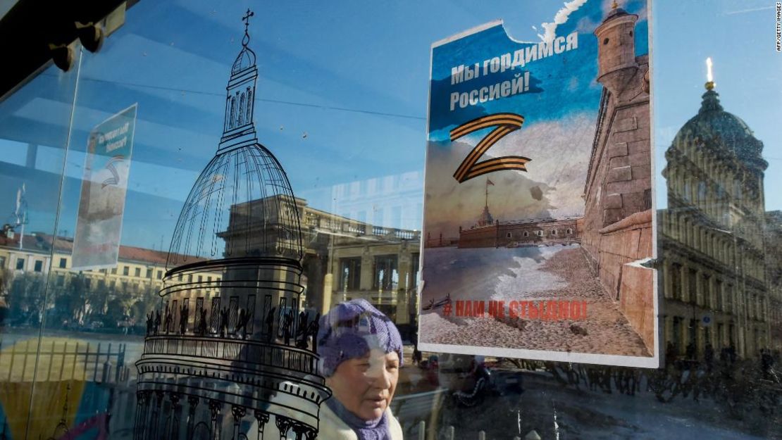 Una mujer en San Petersburgo pasa junto a carteles con la letra "Z", la cual se ha convertido en un símbolo de apoyo a la acción militar rusa en Ucrania.