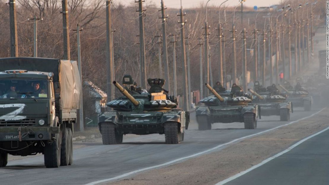 Una columna de vehículos militares rusos avanza hacia el norte por la carretera Mariúpol-Donetsk.