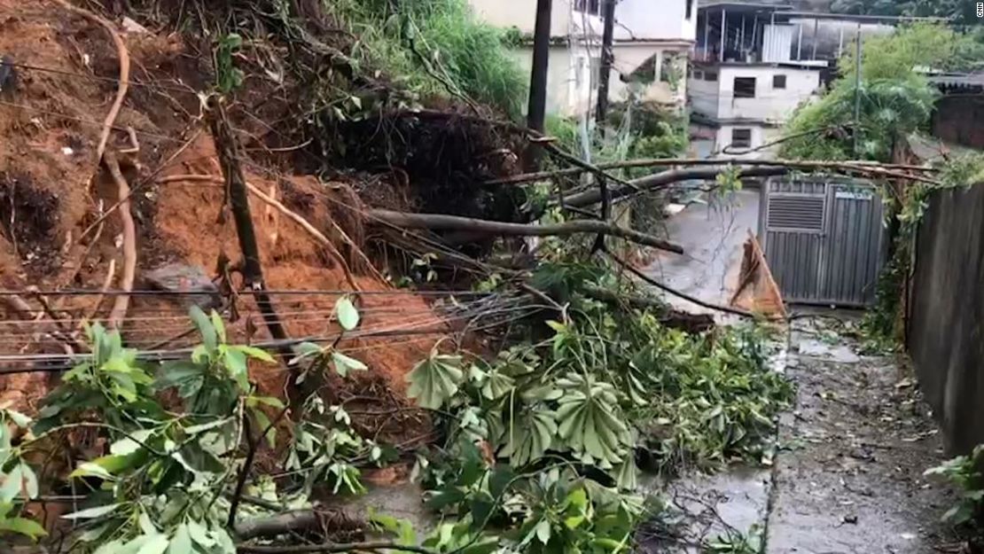 Las fuertes lluvias causaron deslizamientos de tierra en la ciudad de Angra dos Reis, donde murieron una niña de 4 años y un adolescente.