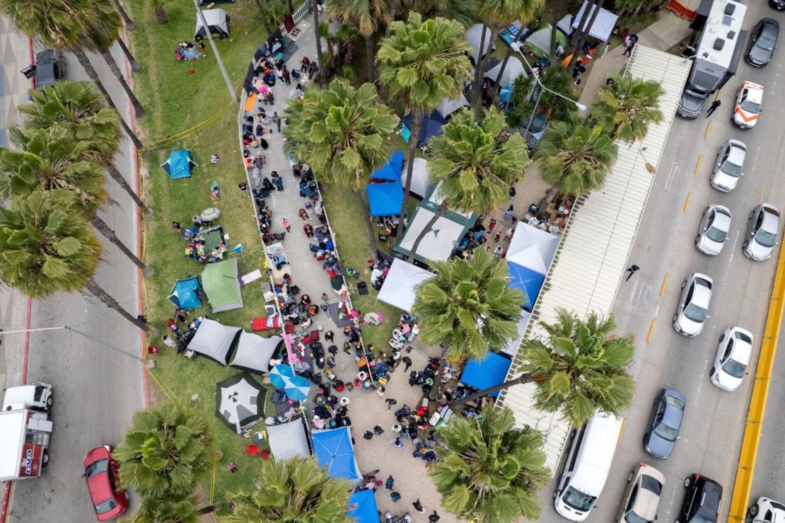 Vista aérea de un campamento improvisado de ucranianos que buscan asilo en Estados Unidos, en el lado mexicano del puerto de San Ysidro, Tijuana, el 2 de abril de 2022.