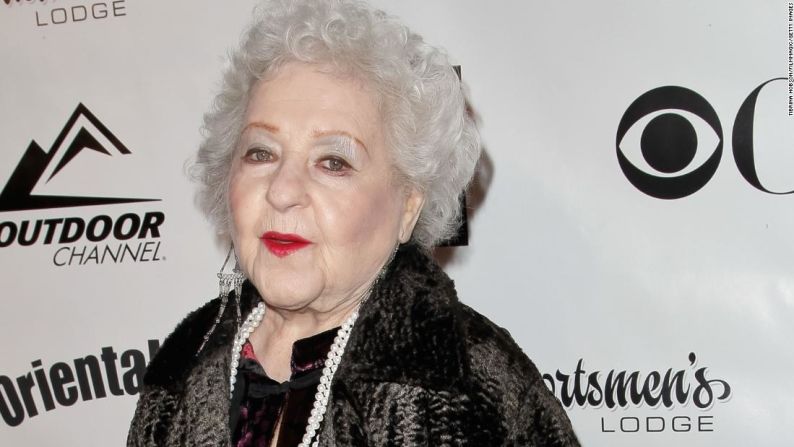 Estelle Harris, la actriz conocida por interpretar a la madre de George Costanza en la serie “Seinfeld”, murió el 2 de abril, según informó su agente a CNN. Tenía 93 años.