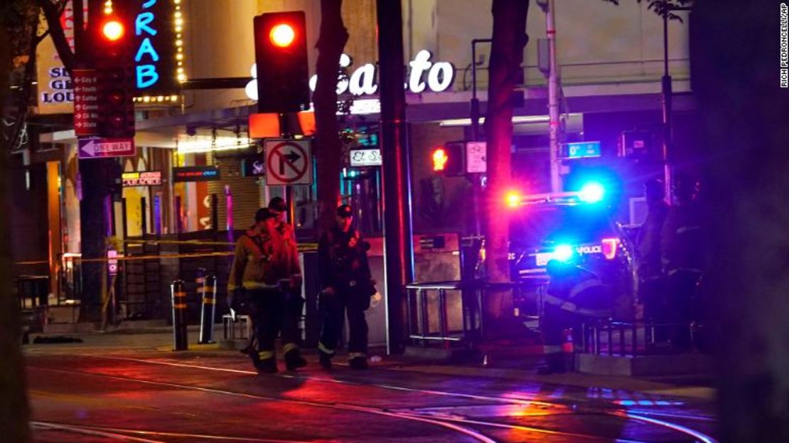 Personal de emergencia camina cerca de la escena del tiroteo la madrugada del domingo.