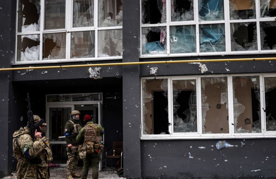 Soldados ucranianos patrullan una calle en Bucha, al noroeste de Kyiv, después de recuperar el control de las fuerzas rusas.