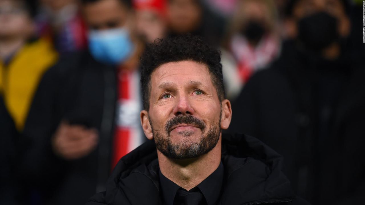 CNNE 1180921 - momento emotivo para simeone tras perder a su padre