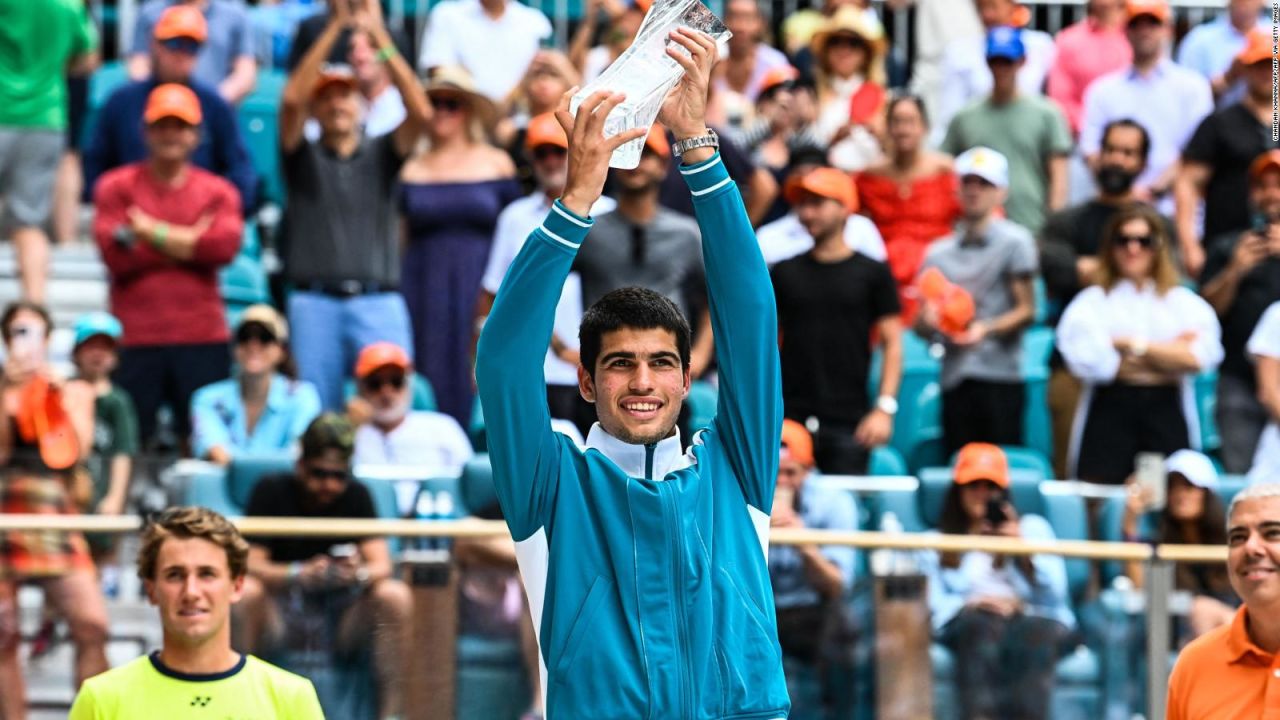 CNNE 1181109 - carlos alcaraz, el campeon mas joven del miami open