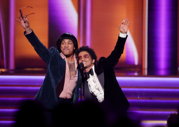 Anderson .Paak y Bruno Mars, de Silk Sonic, ganaron el Grammy a grabación del año por ‘Leave The Door Open’.