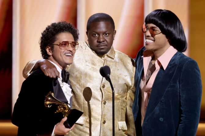 Bruno Mars, Dernst Emile II y Anderson .Paak, de Silk Sonic, reciben el Grammy a canción del año por 'Leave The Door Open'. Este éxito también ganó a mejor canción R&B.