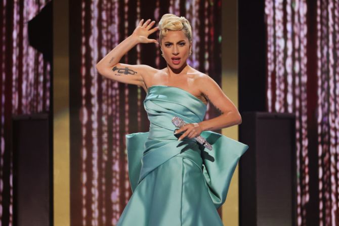 Tony Bennett y Lady Gaga ganaron el Grammy a mejor álbum de pop vocal tradicional por su álbum 'Love for Sale'.