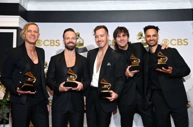 El grupo Rüfüs Du Sol ganó el Grammy a mejor grabación de danza por 'Alive'.