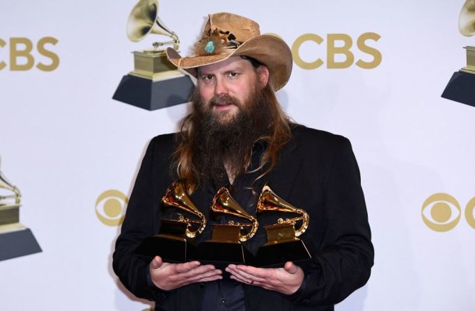Chris Stapleton ganó tres Grammy: mejor interpretación solista de canción country por 'You Should Probably Leave'; mejor canción country por 'Cold'; y mejor álbum de country por 'Starting Over'.