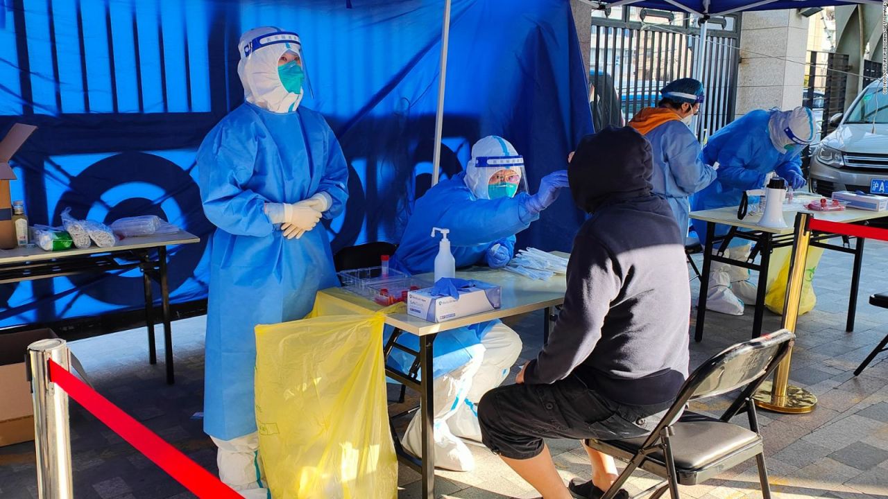 Trabajadores de prevención de covid-19 en Shanghái.