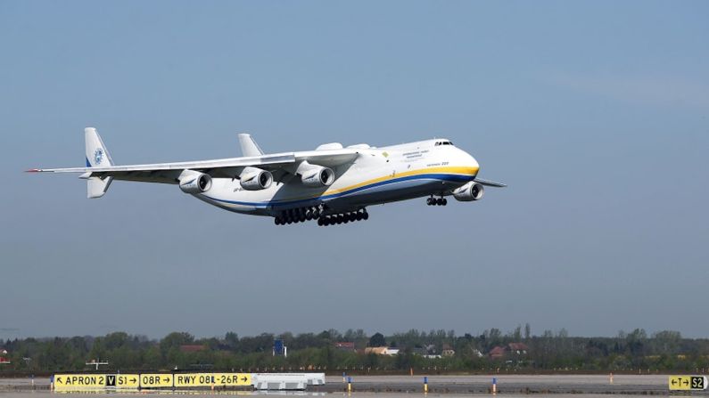 Recuerdos del AN-225 — El gigantesco AN-225 en vuelo en 2020. El avión estaba en Ucrania para mantenimiento cuando fue destruido.