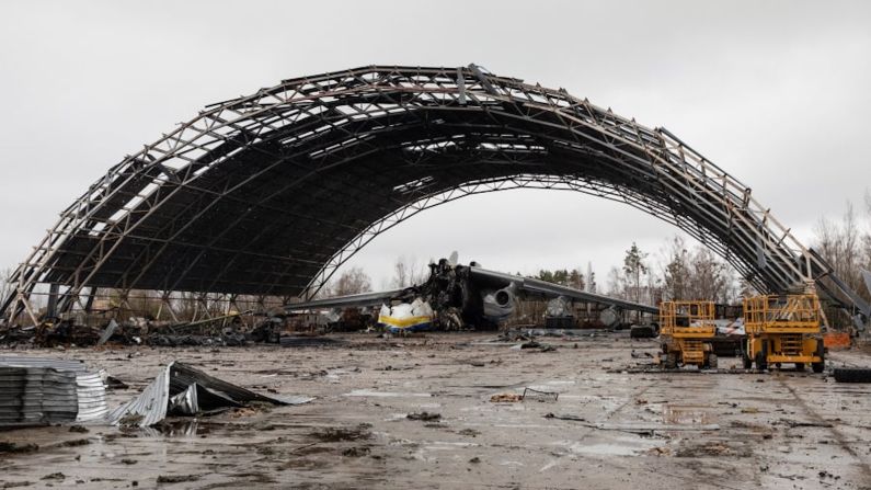 Ícono caído — La noticia de la destrucción del AN-225 conmocionó al mundo de la aviación. El avión había atraído a grandes multitudes cada vez que aparecía en exhibiciones aéreas o incluso cuando hacía entregas.