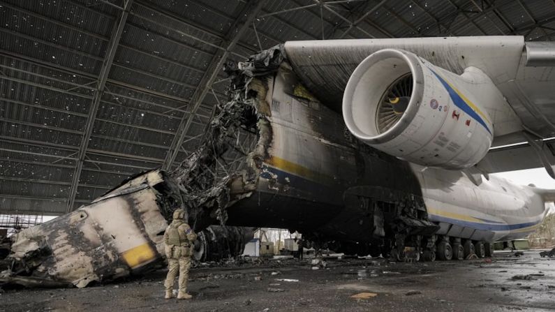 Aeródromo recuperada — Las tropas ucranianas ahora han recuperado el aeródromo de Hostomel de manos de los rusos, que tomaron el control del lugar en la primera semana del conflicto a fines de febrero.