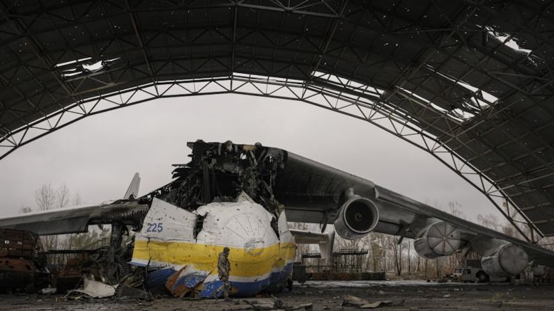 Sueños rotos — Fue posible ver los restos del AN-225, conocido en ucraniano como Mriya, o sueño, después de que las tropas rusas abandonaran un aeródromo en las afueras de Kyiv.