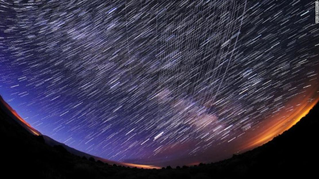 En la foto, el paso elevado del satélite Starlink, tomado en Piedras, Nuevo México, el 22 de marzo de 2020.