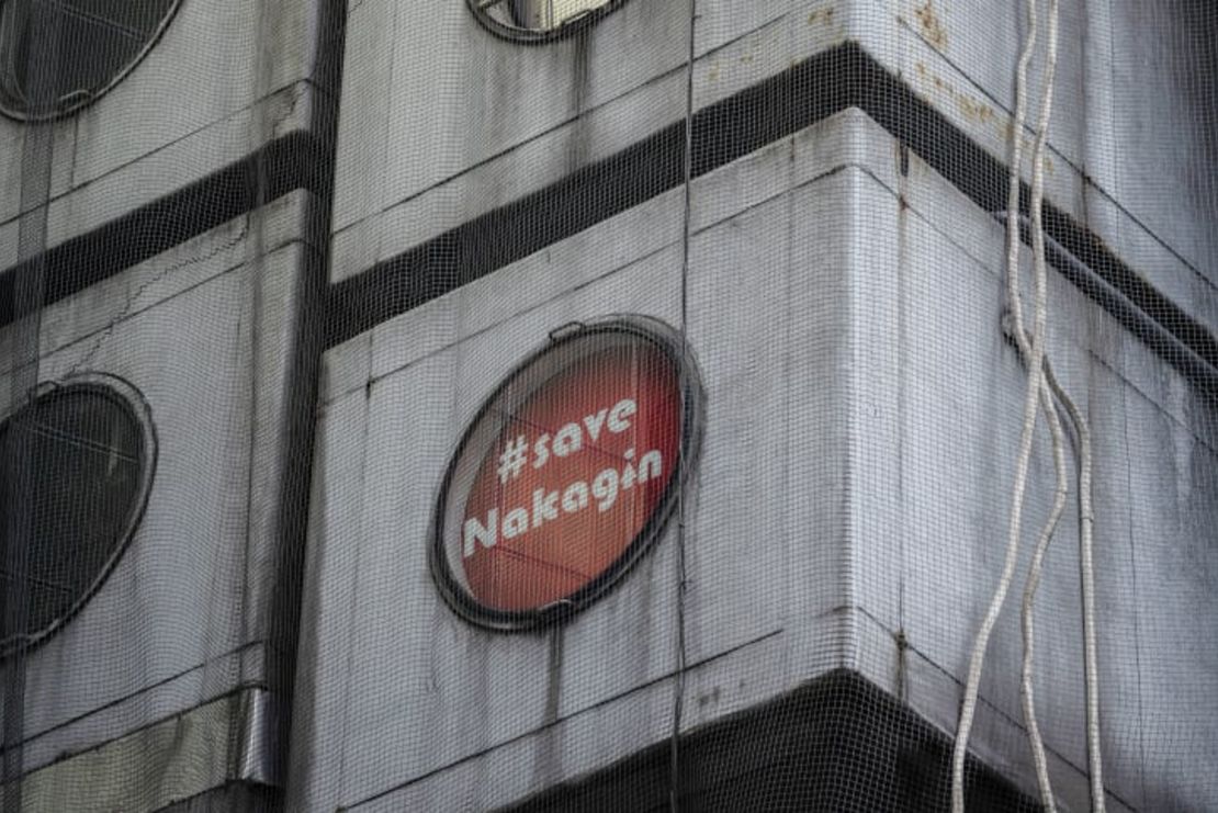 Un cartel de "Salvar a Nakagin" se muestra en una ventana de la Torre de Cápsulas Nakagin en noviembre de 2021. Crédito: Carl Court/Getty Images