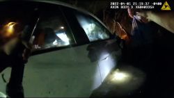 CNNE 1182038 - angustioso rescate de un bebe y su familia de un coche hundiendose