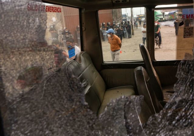 La ventana rota de un minibús se observa durante los enfrentamientos entre manifestantes y policías antidisturbios que estallaron durante una huelga parcial de transportistas de carga y pasajeros, en Ate, un distrito al este de Lima, un día antes de que se declarará el toque de queda en Lima y Callao.