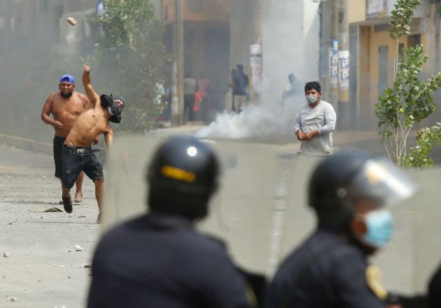 La medida tomada por el presidente de Perú llega debido a las protestas de transportistas en varias regiones del país por el aumento en el precio de los combustibles.