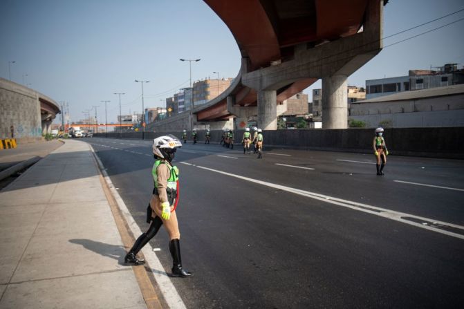 La policía desplegada en la carretera Panamericana en Lima este martes cuando entró en vigor el toque de queda. Según la medida, las personas que vivan en el departamento de Lima y en la provincia de Callao no podrán movilizarse libremente entre las 2 am hasta las 11:59 del mismo día mientras dure el estado de emergencia.