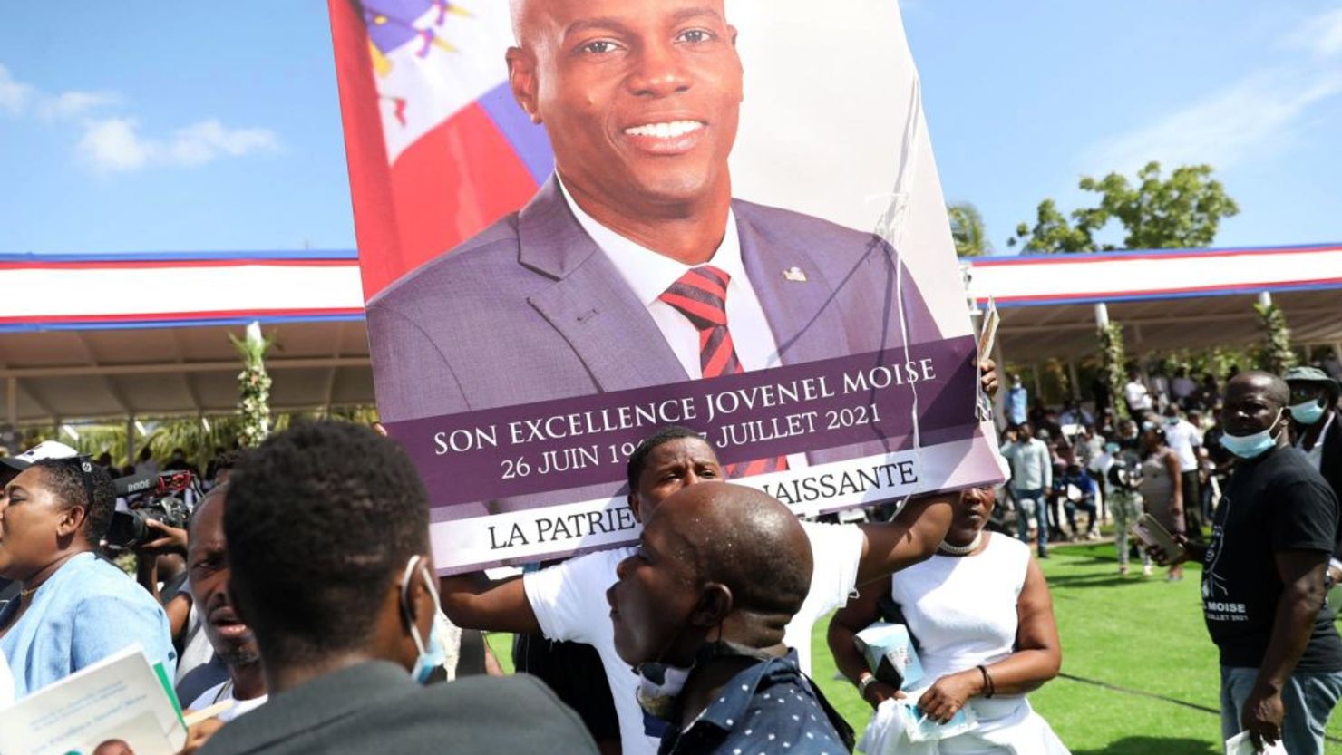 Dolientes asisten al funeral del asesinado presidente haitiano Jovenel Moïse el 23 de julio de 2021 en Cap-Haitien, Haití, la principal ciudad de su región norte natal. Moïse, de 53 años, fue asesinado a tiros en su casa en la madrugada del 7 de julio de 2021.