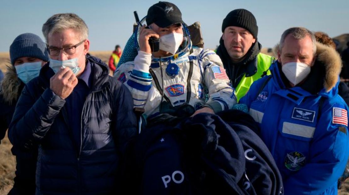 El astronauta de la NASA Mark Vande Hei es llevado a una carpa médica poco después de que él y sus compañeros de tripulación Pyotr Dubrov y Anton Shkaplerov de Roscosmos aterrizaran en su nave espacial Soyuz MS-19 cerca de la ciudad de Zhezkazgan el 30 de marzo de 2022 en Zhezkazgan, Kazajstán.