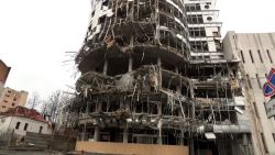 CNNE 1182267 - destruccion y terror- cnn recorre jarkiv tras el asedio ruso