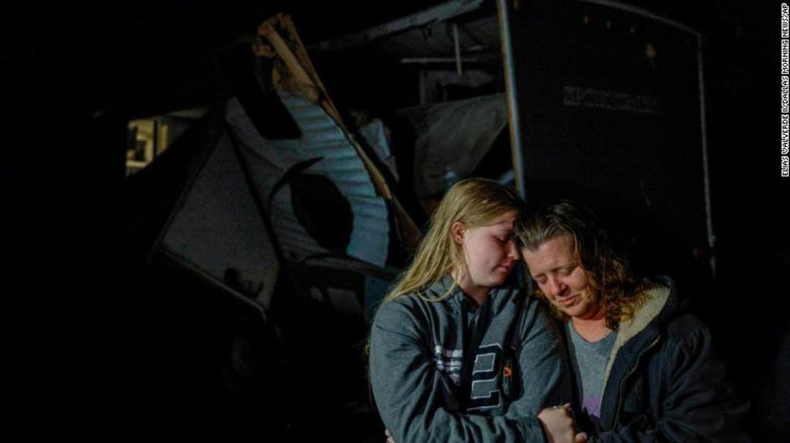 Amber Zeleny, de 53 años, a la derecha, recibe consuelo de su hija Brittany Deaton, de 17, este martes después de una fuerte tormenta en el condado de Johnson, Texas.