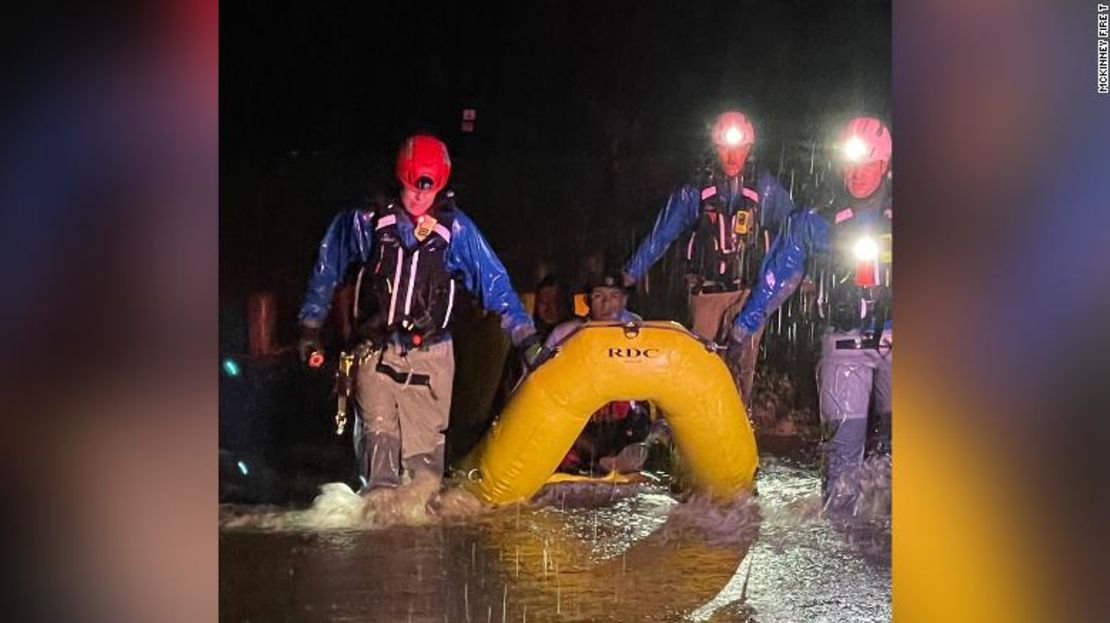 El Departamento de Bomberos de McKinney llevó a cabo múltiples rescates acuáticos el lunes por la noche en medio de condiciones de inundación repentina.