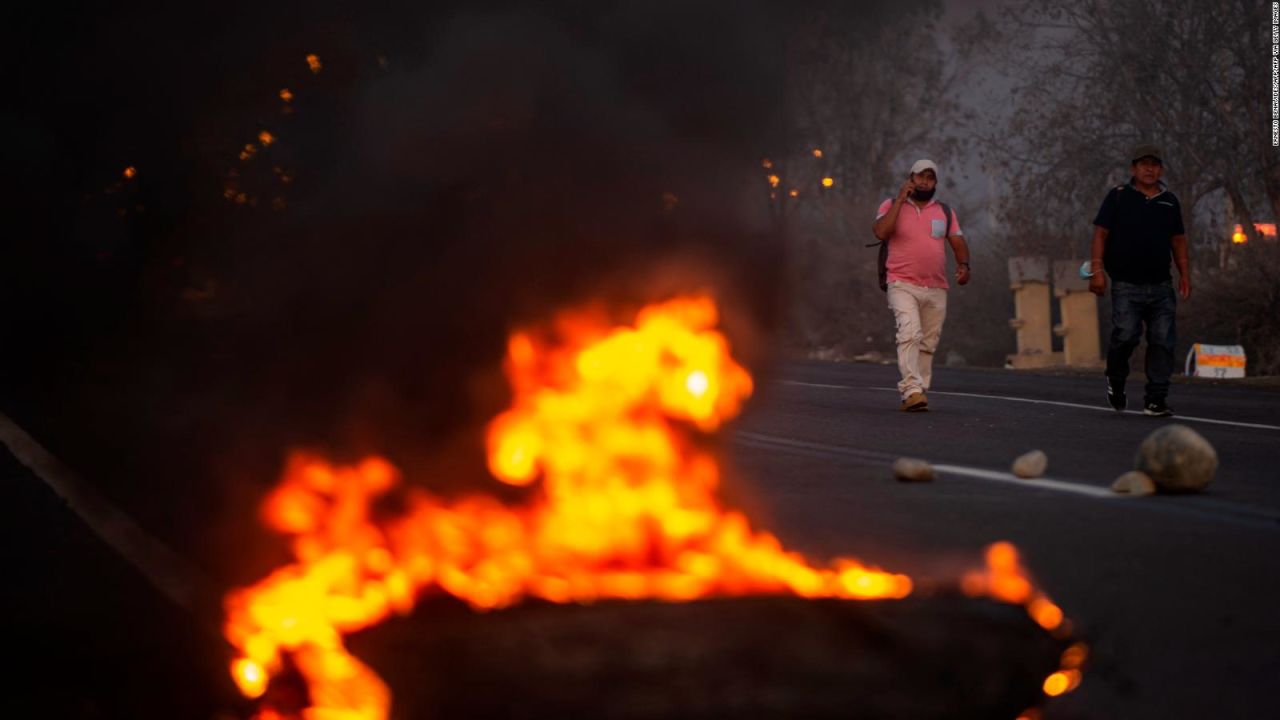 CNNE 1182353 - se enfrentan policias y manifestantes en lima