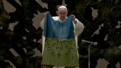 CNNE 1182571 - un beso a la bandera ucraniana fue el gesto de apoyo del papa francisco