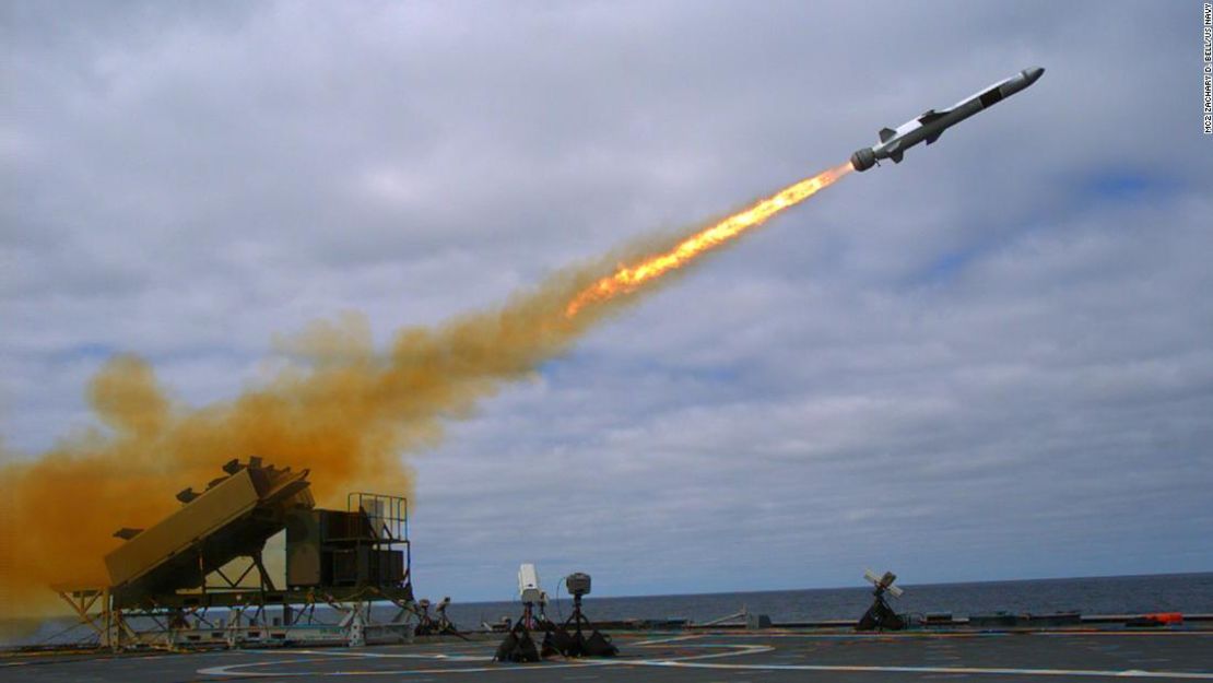 Un misil de ataque naval Kongsberg es lanzado desde el buque de combate litoral USS Coronado durante las pruebas en 2019.