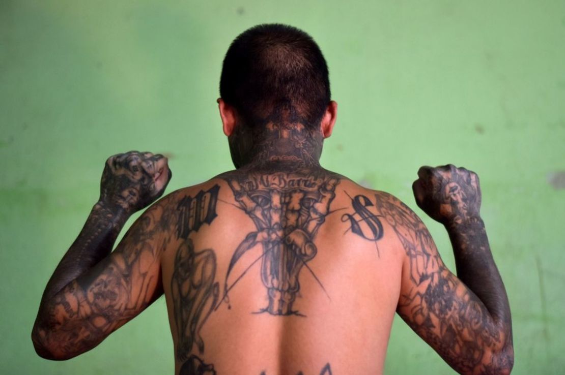 Foto de archivo. Un exmiembro de la pandilla MS-13 en la prisión de Santa Ana, 60 km al noroeste de San Salvador, el 21 de mayo de 2019.