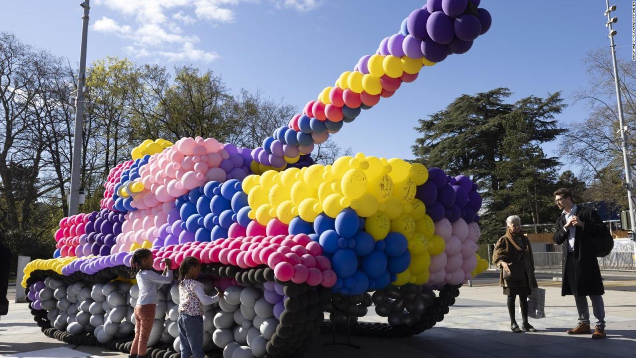 CNNE 1182688 - un tanque hecho de globos por la paz en ucrania