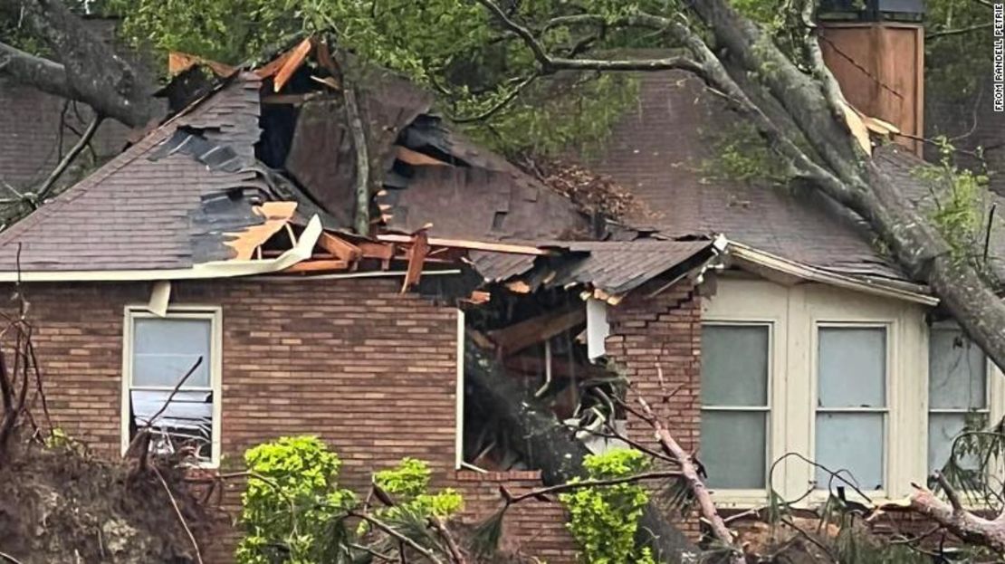 Los escombros del tornado dejaron a varias personas atrapadas en sus casas en el condado de Bryan, señalaron funcionarios de emergencia. Trystan McCorkle grabó el video de un tornado en la Interestatal 16 justo antes de la salida 143 en el condado de Bryan, Georgia. Mary Edwards conducía por la carretera interestatal 16 en Georgia, no lejos de Savannah, cuando observó un tornado este martes. El tornado apareció minutos después de que Edwards recibiera una advertencia de tornado en su teléfono- "Verlo justo delante de ti es una lección de humildad. Es emocionante, es majestuoso y realmente tienes esa sensación de mortalidad. Te rindes", dijo. Se reportaron posibles tornados en el condado de Allendale de Carolina del Sur, donde cuatro casas quedaron destruidas, otras cinco sufrieron daños importantes y al menos tres personas sufrieron lesiones que no ponen en peligro la vida, dijo la división estatal de manejo de emergencias. Una casa resultó dañada en el vecindario de Randell Petrie, en el condado de Houston en el centro de Georgia, durante una tormenta este martes. En el condado de Houston, en el centro de Georgia, Randell Petrie, su esposa y su perro se escondieron en su casa durante unos dos minutos mientras una fuerte tormenta azotaba su vecindario: "Escuché el sonido de un tren y le dije a mi esposa que se metiera en el armario", dijo. Cuando la lluvia se detuvo unos 30 minutos después, salió y vio casas dañadas por los árboles caídos, incluido uno que aplastó un techo y quedó dentro del edificio, dijo. Algunos árboles quedaron arrancados de raíz. Aya Elamroussi, Sharif Paget, Sara Smart, Dave Alsup y Rebekah Riess, todos de CNN, contribuyeron a este informe.