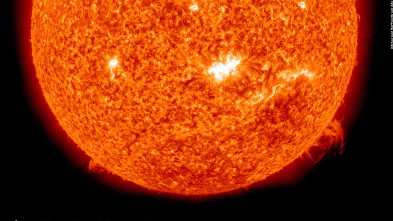 CNNE 1182877 - mira como se forma un canon de fuego en el sol