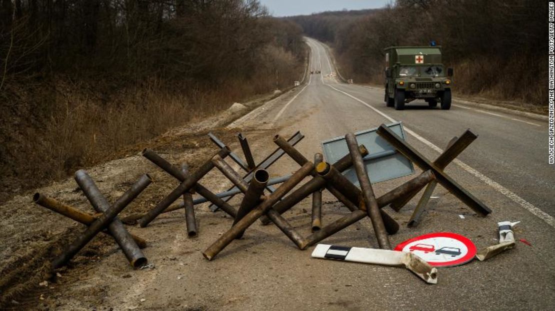La carretera que lleva a Izium, vista desde Sloviansk a finales de marzo.