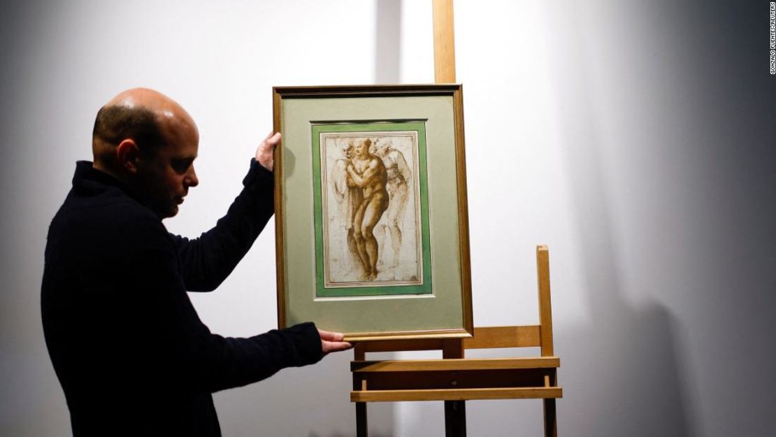 Un empleado de Christie's instala el dibujo "Un joven desnudo (según Masaccio) rodeado por dos figuras" de Miguel Ángel.