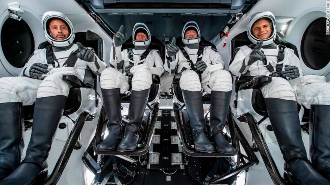 La tripulación del Ax-1 (de izquierda a derecha) Mark Pathy, Larry Connor, Michael López-Alegría y Eytan Stibbe en SpaceX Crew Dragon durante el entrenamiento.