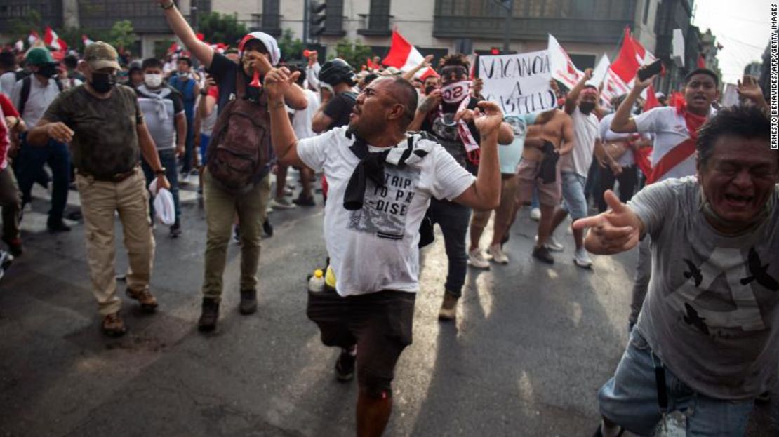 Manifestantes protestan contra el gobierno del presidente de Prú, Pedro Castillo, en Lima el martes.