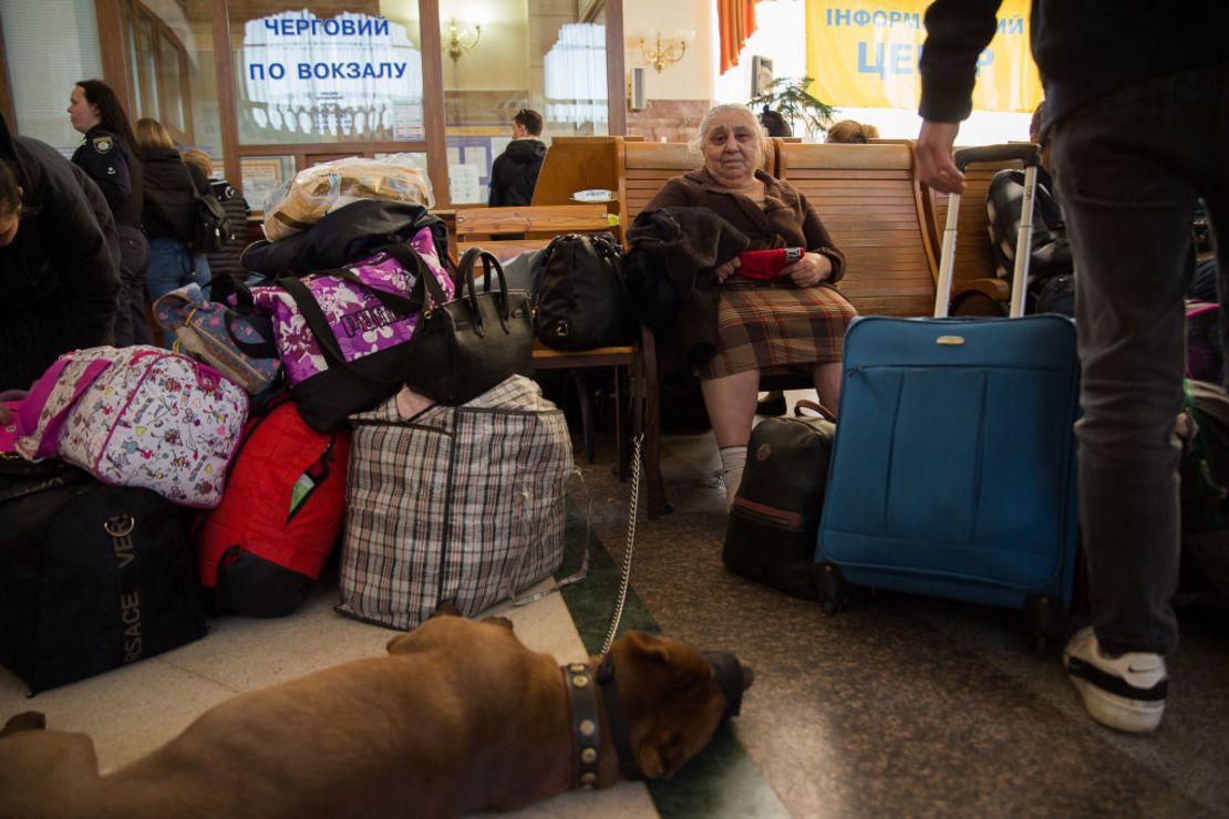 Una mujer aguarda en la estación de trenes de Uzhhorod tras ser evacuada de Sloviansk el 24 de marzo de 2022.