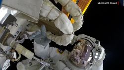 CNNE 1183423 - nasa y microsoft estan a cargo ahora de la seguridad de astronautas